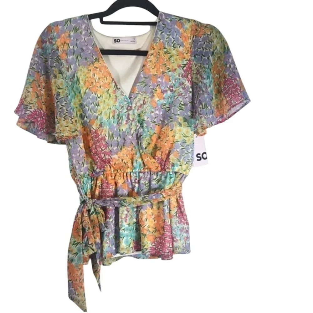 SO short sleeve V-neck floral spring top with flutter sleeves & peplum hem Small